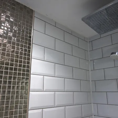 The House At Crooked End - Sleeps 8 *