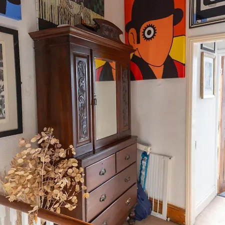 The House At Crooked End - Sleeps 8 *