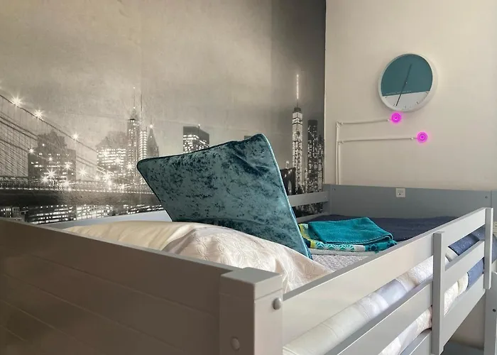 The House At Crooked End - Sleeps 8 *