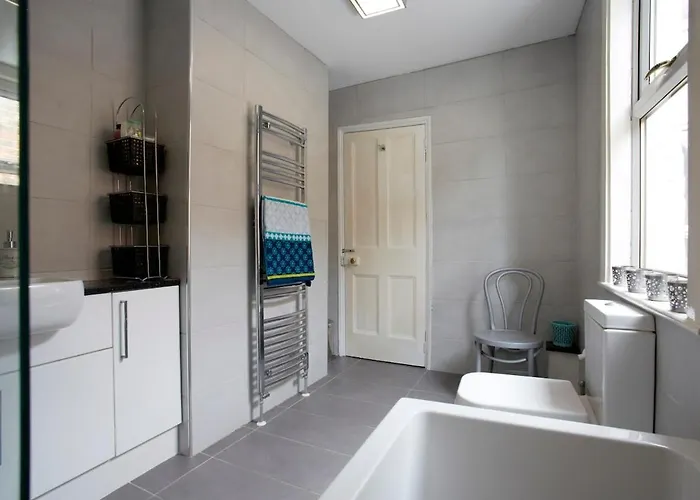 The House At Crooked End - Sleeps 8 *