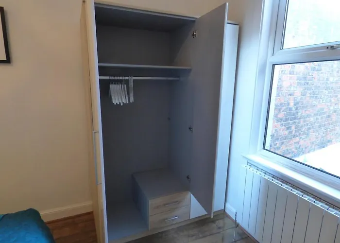 The House At Crooked End - Sleeps 8 *