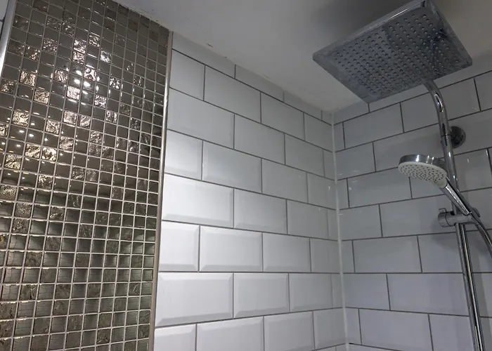 The House At Crooked End - Sleeps 8 *