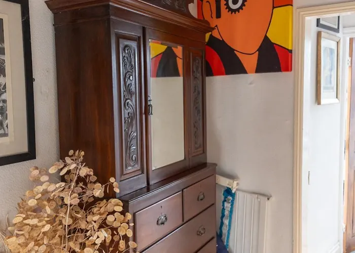 The House At Crooked End - Sleeps 8 *